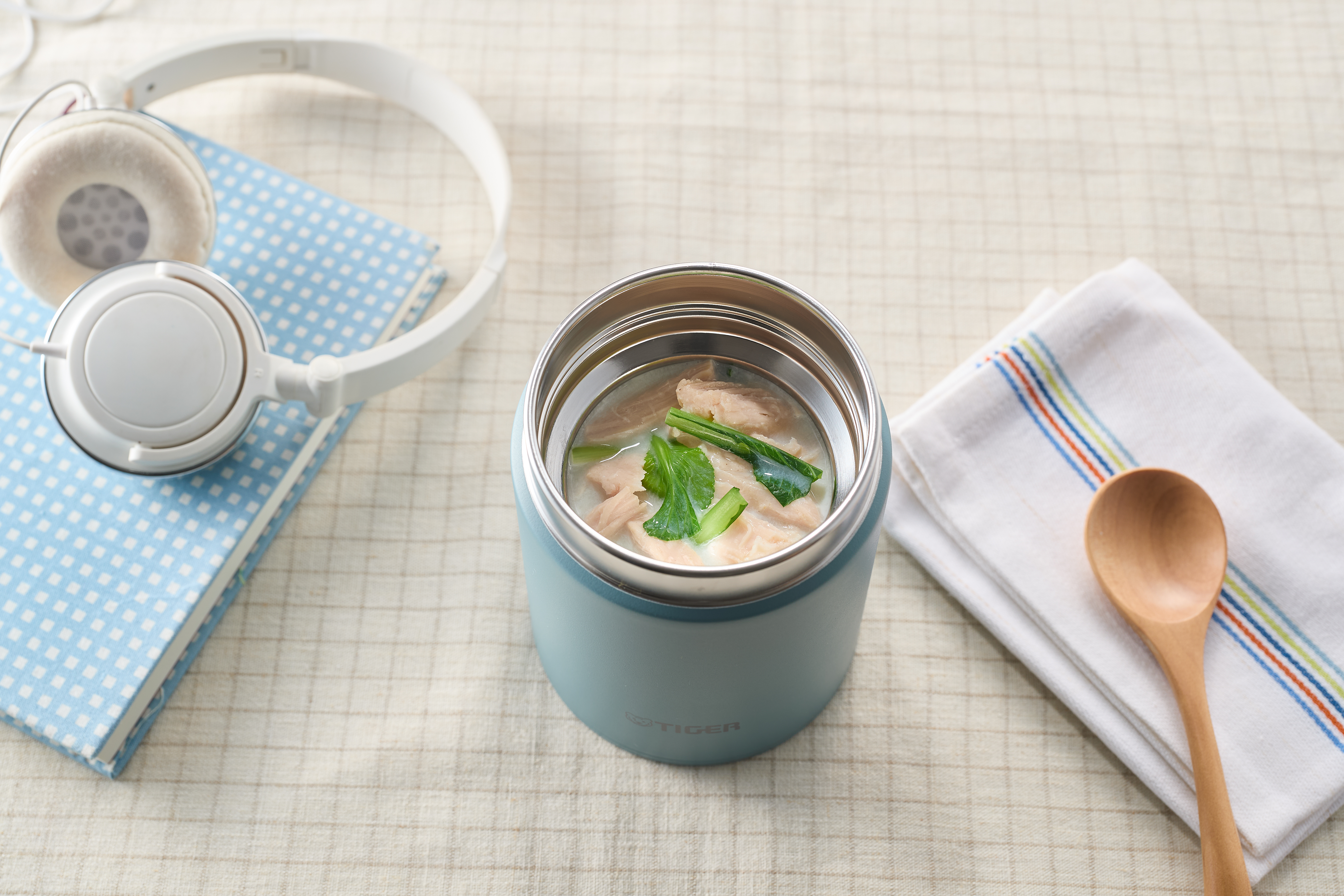 web_2025_mkl-w040al_ss_Soymilksoupwithsaladchickenandkomatsuna.jpg (8.85 MB)